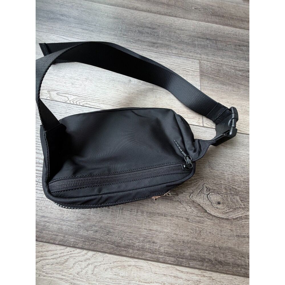 Lululemon Fanny Waist Belt Pack Black Vacation Walking - Picture 2 of 3